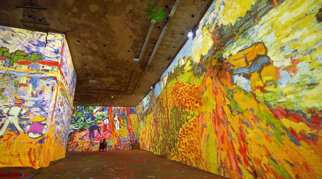 Carrieres de Lumieres which includes art and interior views