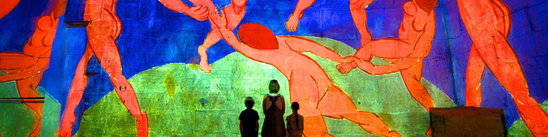 Carrieres de Lumieres featuring art and interior views as well as a family