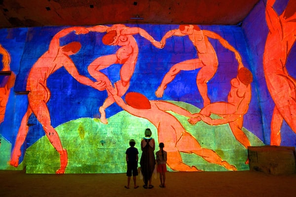 Carrières de Lumières mettant en vedette vues intérieures et art aussi bien que famille