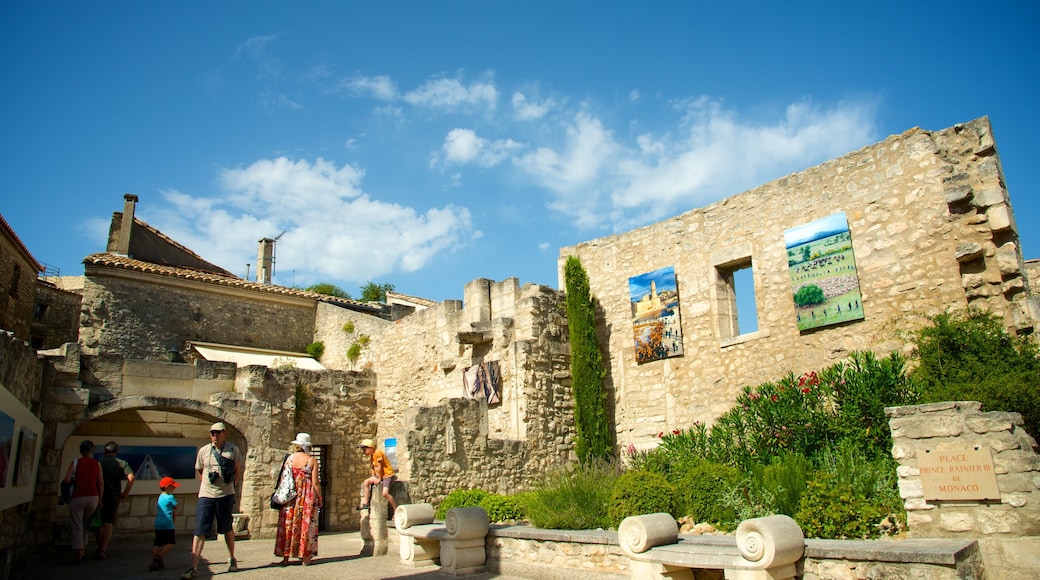 Chateau des Baux which includes a ruin and heritage architecture