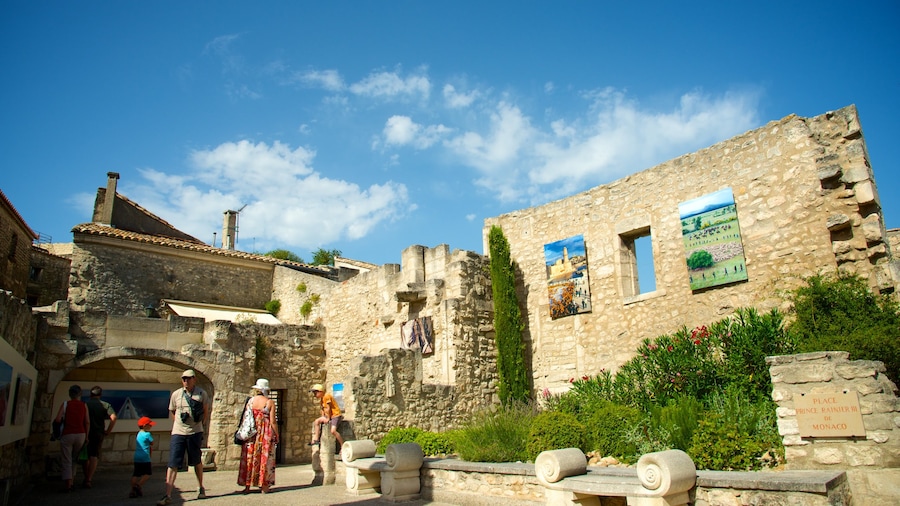 Chateau des Baux which includes a ruin and heritage architecture