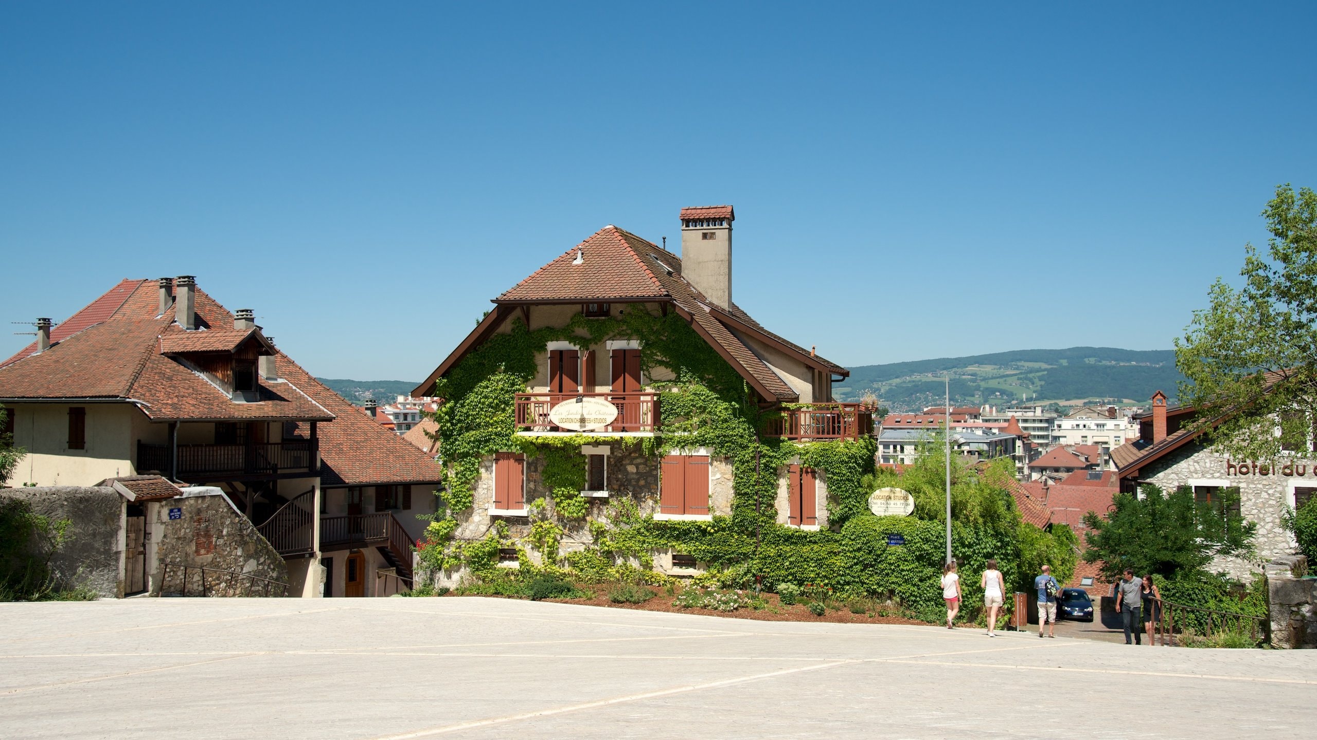 Annecy montrant petite ville ou village et maison
