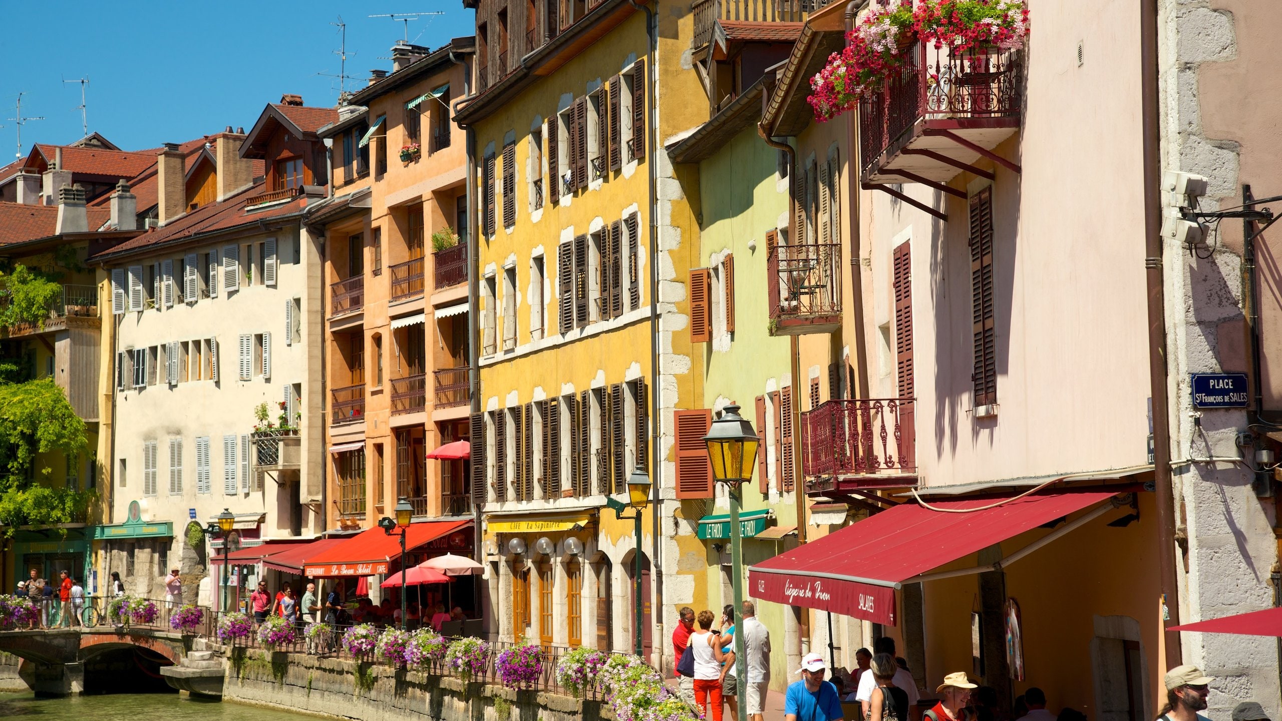 Annecy which includes a city and heritage architecture