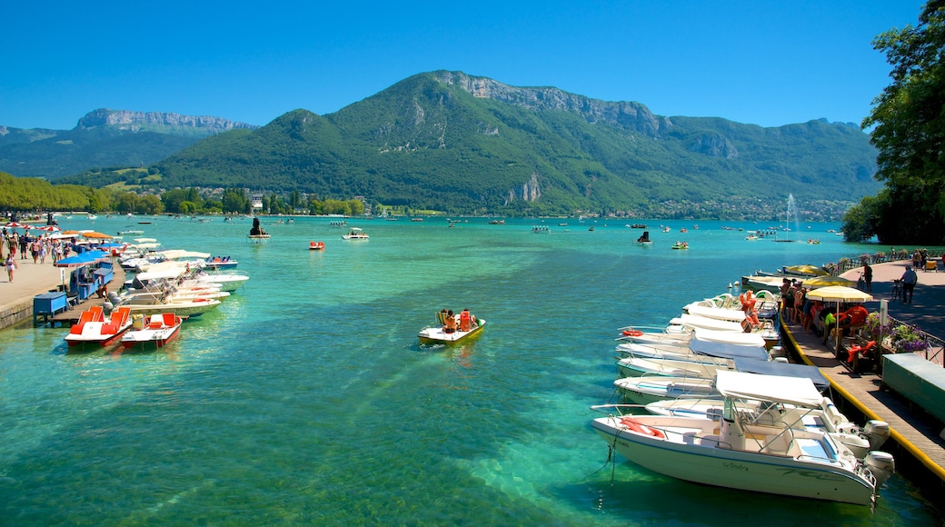 Annecy showing a coastal town, mountains and a bay or harbour