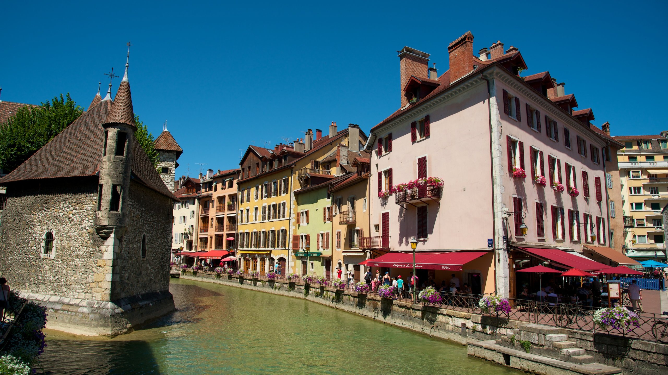 Annecy qui includes rivière ou ruisseau et patrimoine architectural