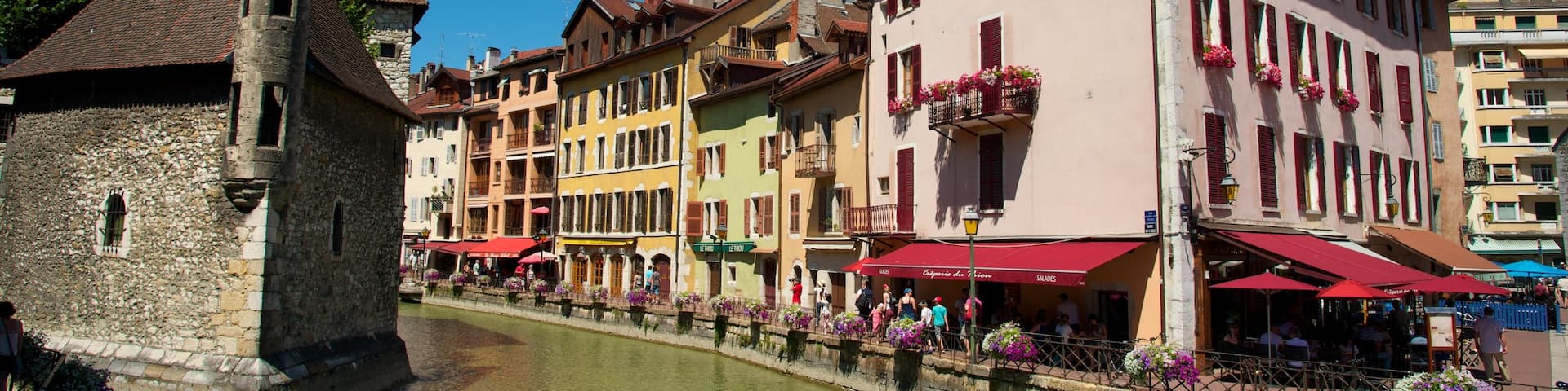 Annecy qui includes riviĂšre ou ruisseau et patrimoine architectural