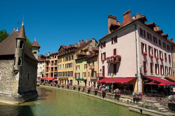 Annecy qui includes riviĂšre ou ruisseau et patrimoine architectural