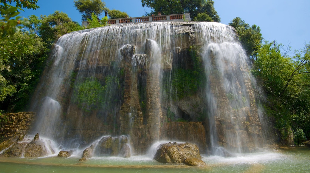 Colina del Castillo ofreciendo una catarata