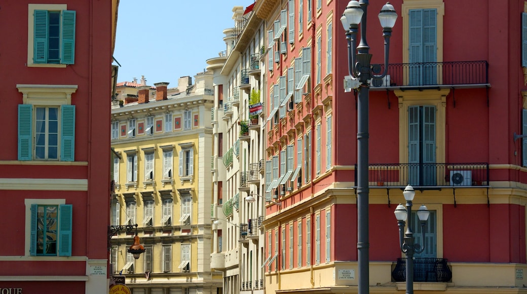 Place Massena che include architettura d\'epoca