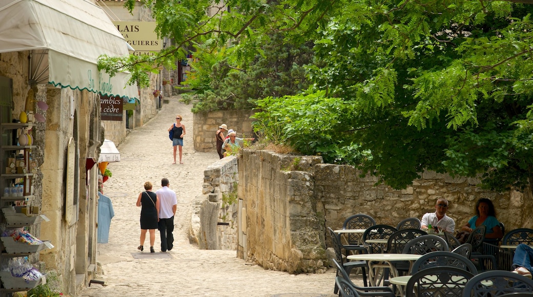 Chateau des Baux ofreciendo palacio