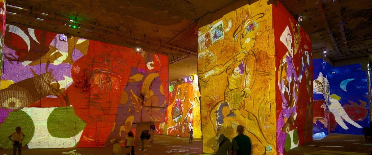 Carrieres de Lumieres 呈现出 內部景觀, 藝術 和 教堂或大教堂