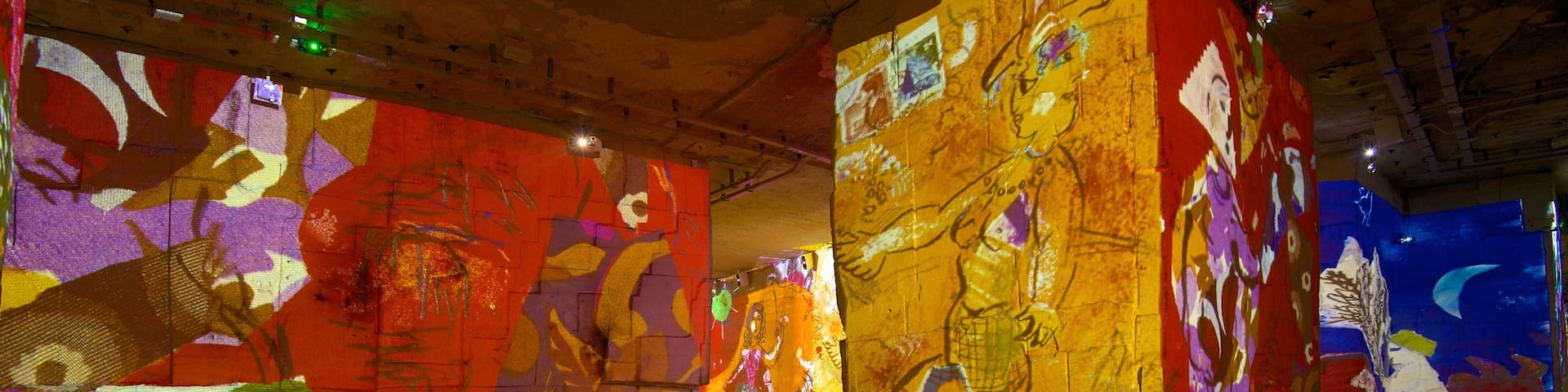 Carrières de Lumières welches beinhaltet Kirche oder Kathedrale, Innenansichten und Kunst