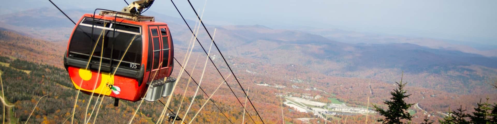 Station de ski de Killington qui includes gondole, scènes forestières et couleurs d\'automne