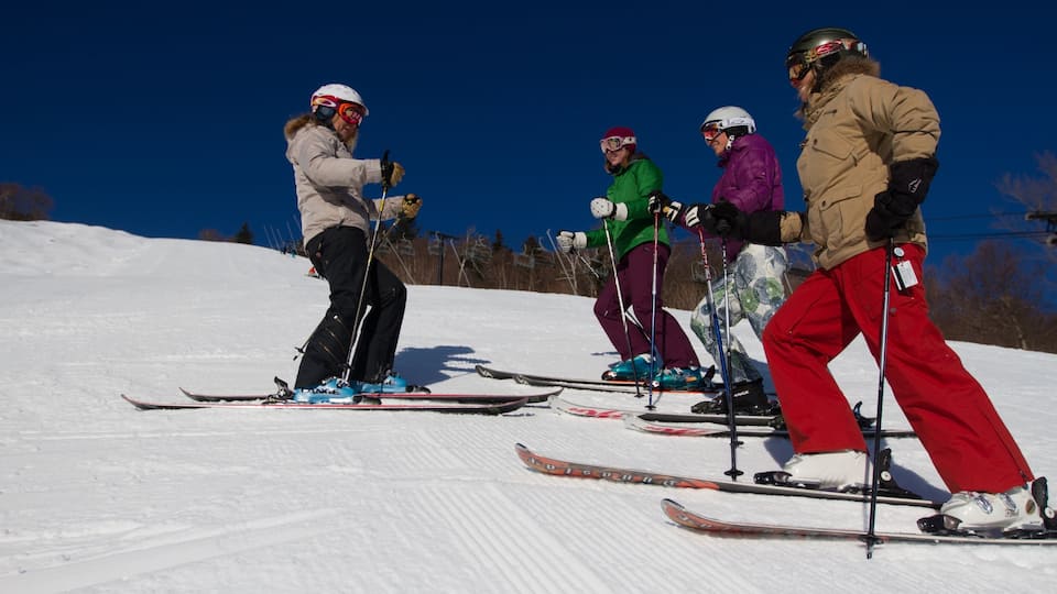 Stazione sciistica del Killington mostrando neve, sci e montagna
