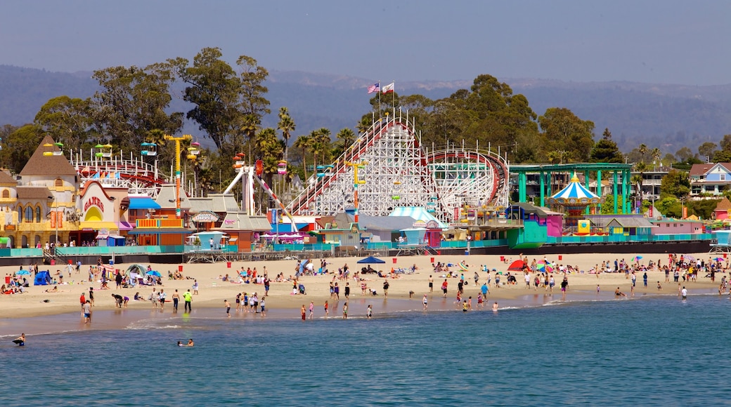 Santa Cruz qui includes manèges, une ville côtière et une plage de sable