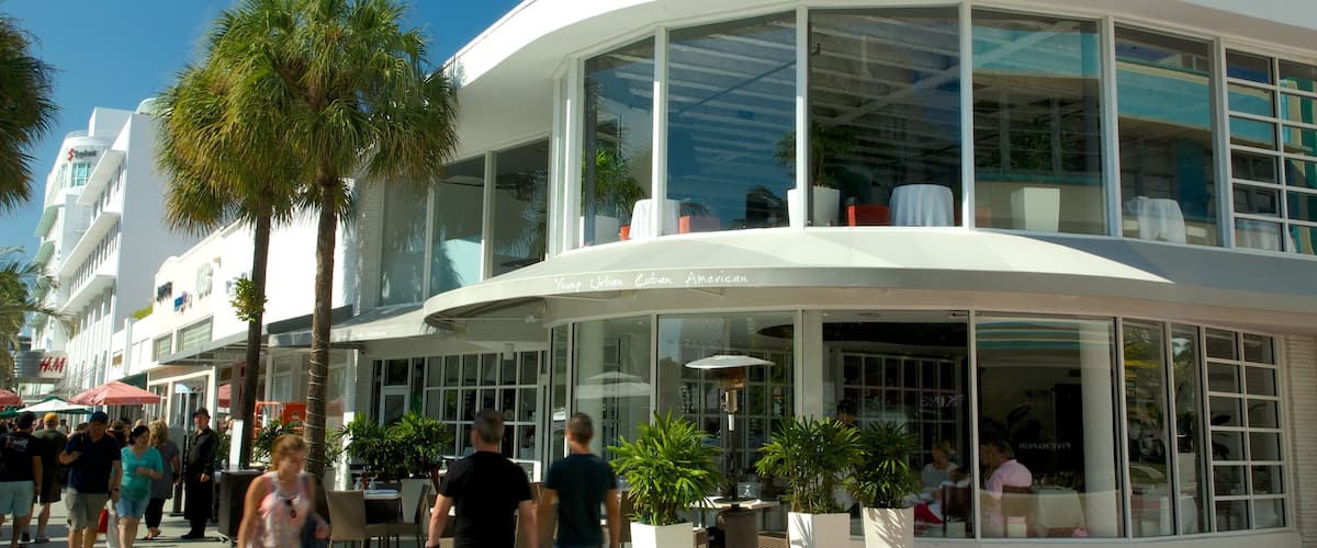 Lincoln Road Mall featuring central business district, modern architecture and a city