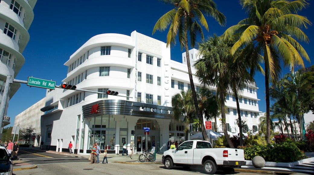 Lincoln Road Mall mostrando arquitectura patrimonial, una ciudad y escenas cotidianas