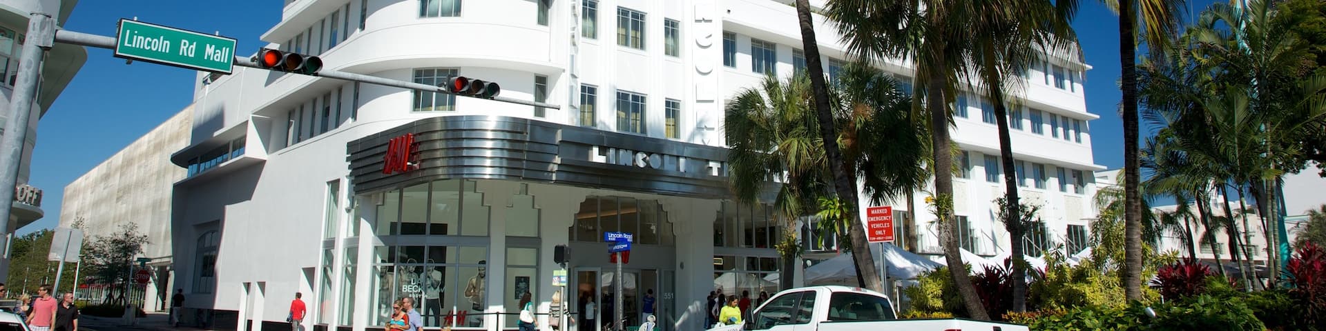 Lincoln Road Mall showing street scenes, heritage architecture and a city
