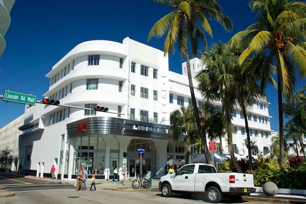 Lincoln Road Mall montrant scènes de rue, ville et patrimoine architectural