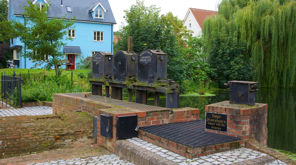 Park van kasteel Colchester bevat een tuin en een huis