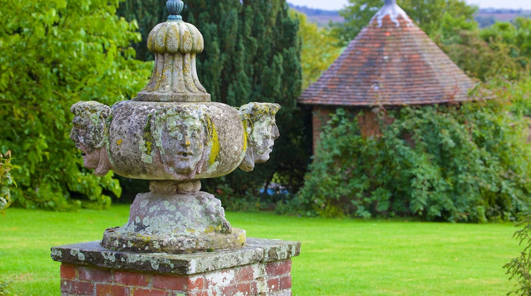 Layer Marney Tower toont een park en een standbeeld of beeldhouwwerk