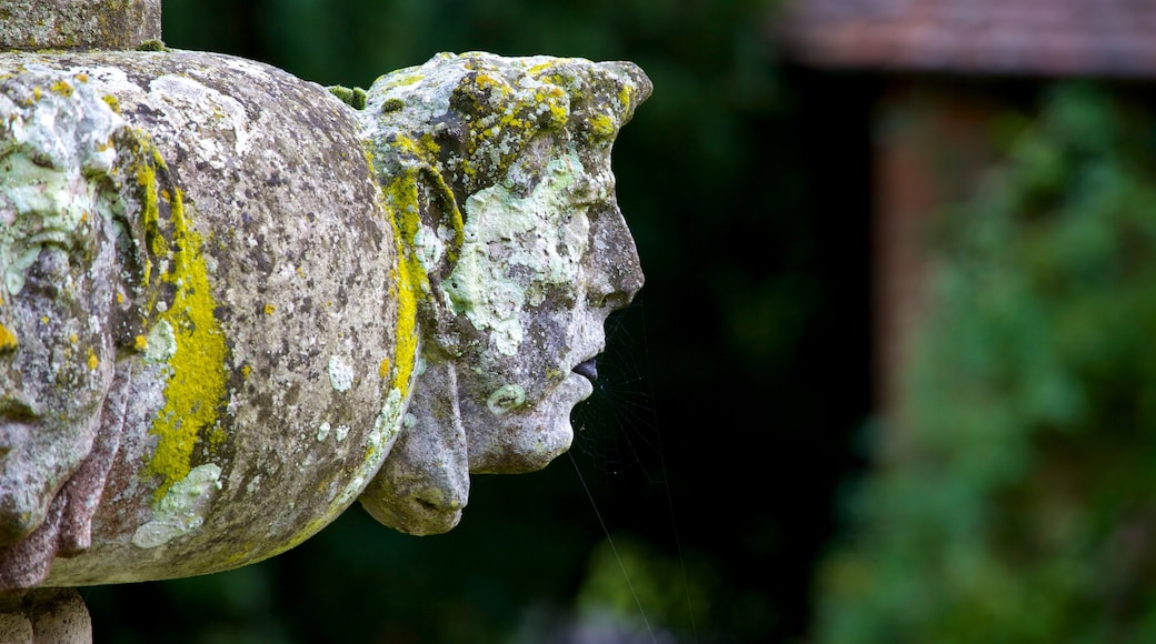 Layer Marney Tower mettant en vedette statue ou sculpture