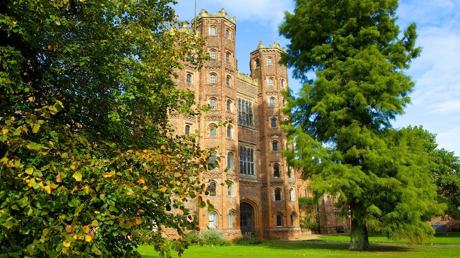 Layer Marney Tower presenterar historiska element, en park och chateau eller palats