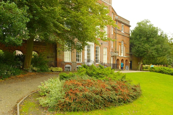 Hollytrees Museum das einen Park