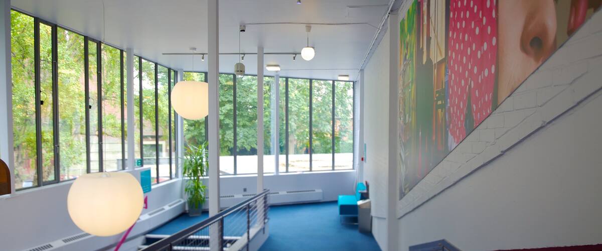 Colchester ofreciendo vistas interiores y escenas de teatro