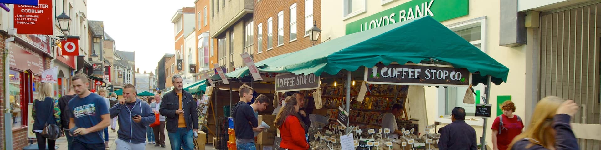 Colchester mettant en vedette marchés et signalisation aussi bien que important groupe de personnes