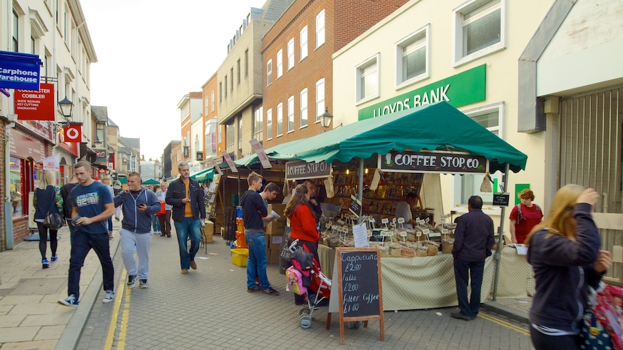 Colchester toont bewegwijzering en markten en ook een grote groep mensen