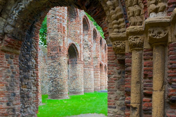 Eglise St Botolph montrant église ou cathédrale, patrimoine historique et bùtiments en ruines