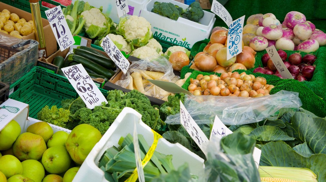 Waltham Abbey showing food and markets