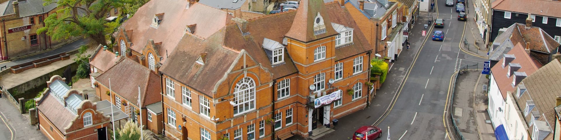 Waltham Abbey showing street scenes, a city and heritage architecture