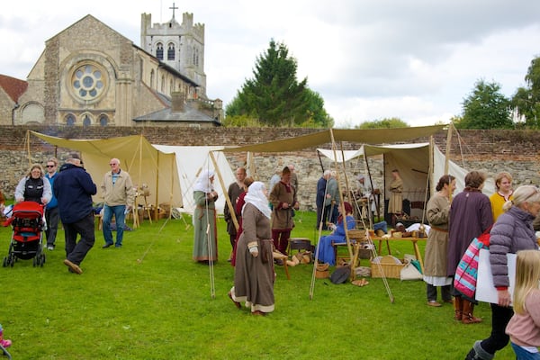 Waltham Abbey Church featuring religious aspects and a church or cathedral as well as a large group of people