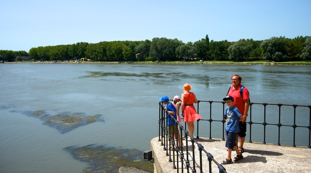 Avignon mit einem Fluss oder Bach und Ansichten sowie Familie