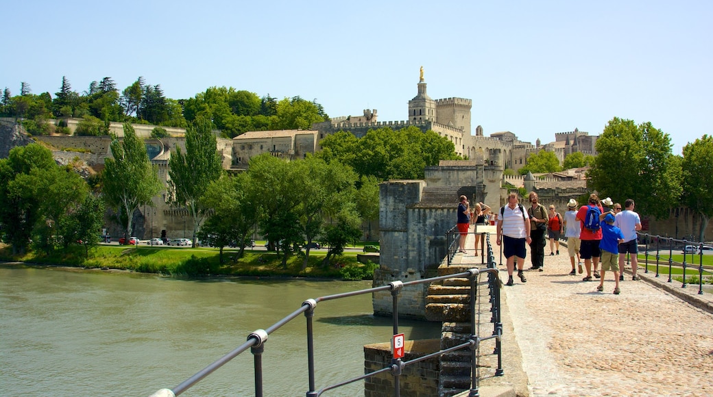 Pont d\'Avignon ซึ่งรวมถึง แม่น้ำหรือลำธาร และ มรดกทางสถาปัตยกรรม