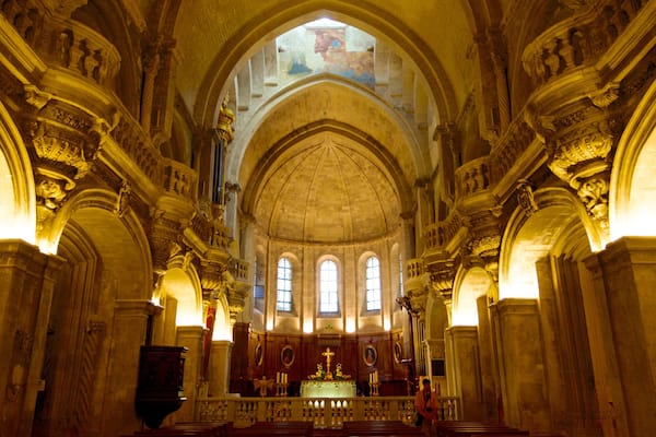 Kathedrale von Avignon welches beinhaltet Innenansichten, religiöse Elemente und Kirche oder Kathedrale