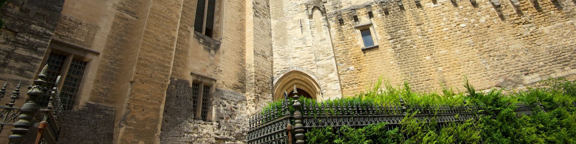 Palais des Papes which includes heritage elements and heritage architecture