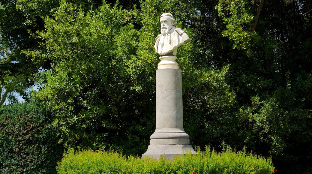 Parque de Exposições caracterizando uma estátua ou escultura e um jardim