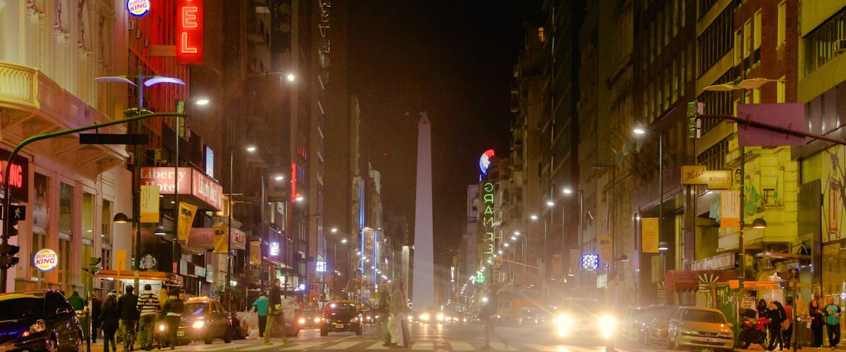 Avenida Corrientes mostrando vida noturna, cenas de rua e uma cidade