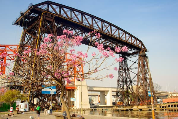 Avellaneda mit einem Blumen und Brücke