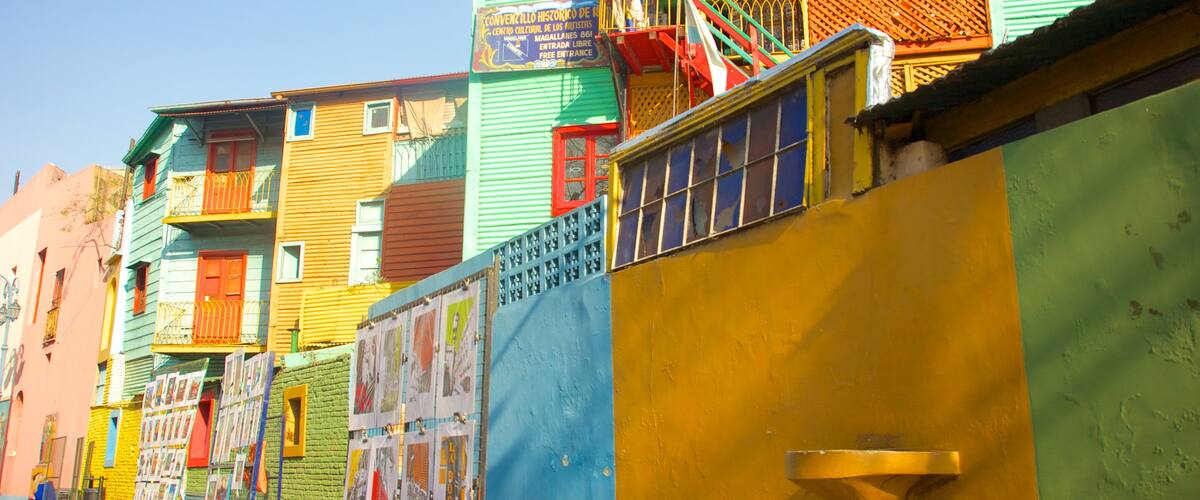 La Boca showing a house