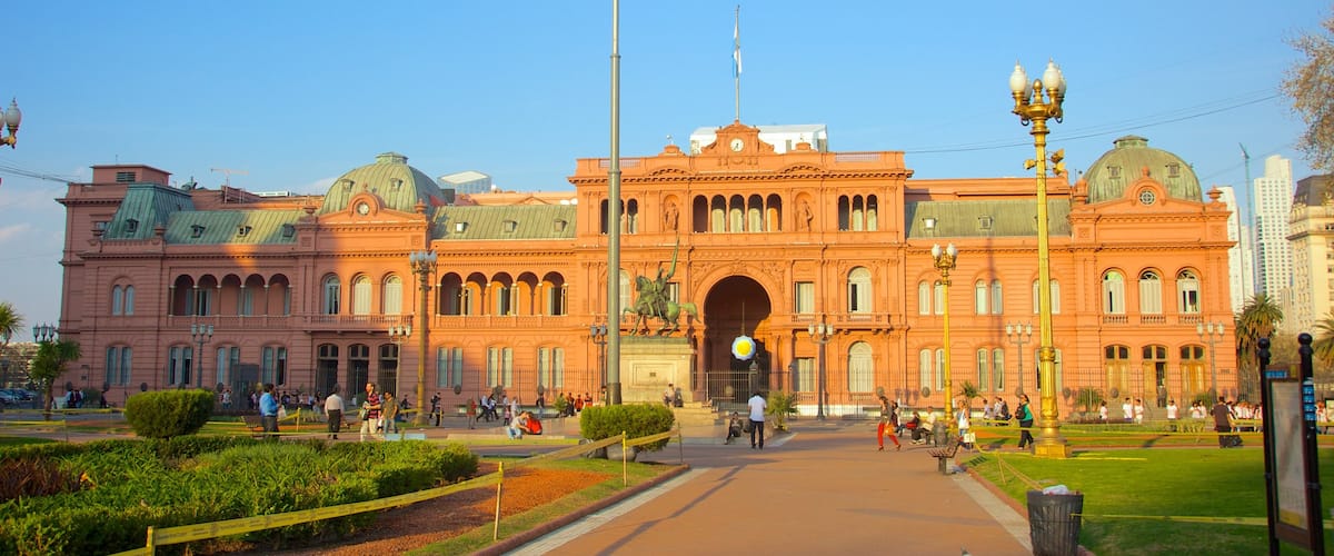 Casa Rosada mostrando elementos patrimoniales, una plaza y arquitectura patrimonial