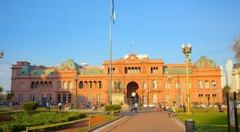 Casa Rosada que inclui arquitetura de patrimônio, uma praça ou plaza e elementos de patrimônio