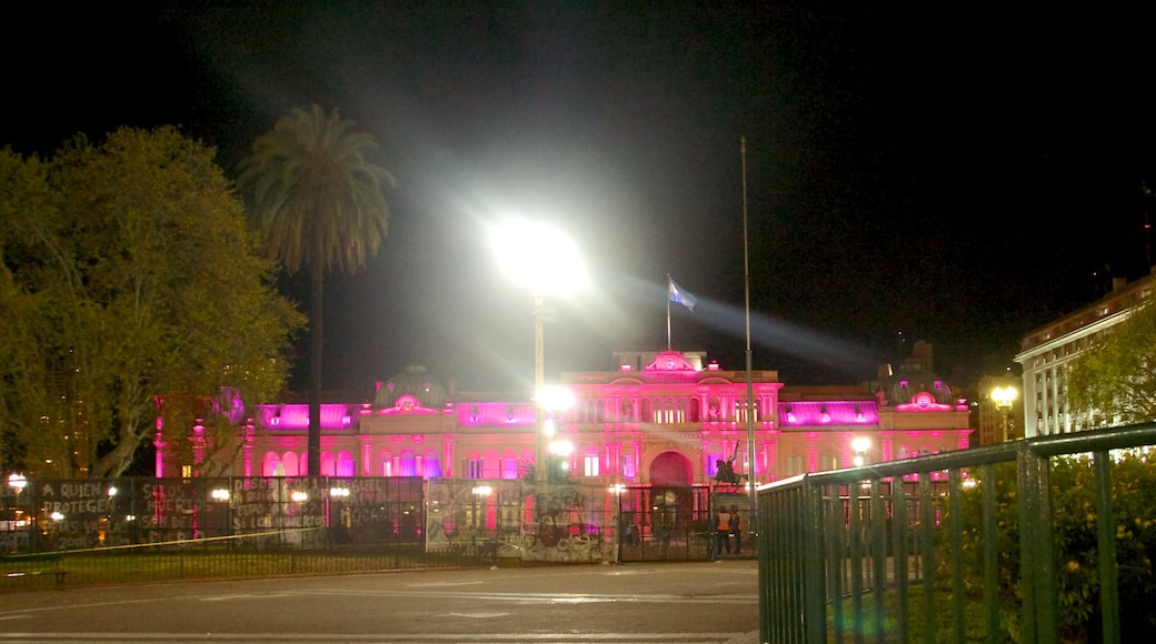 Casa Rosada mostrando paesaggio notturno, oggetti d\'epoca e edificio amministrativo