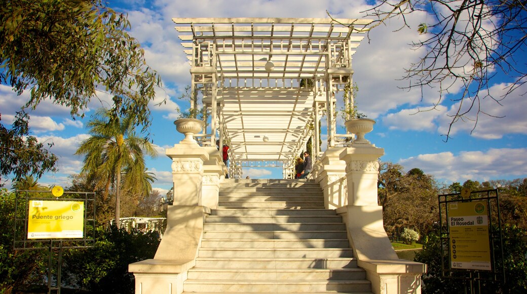 Rosedal mostrando uma ponte e um parque