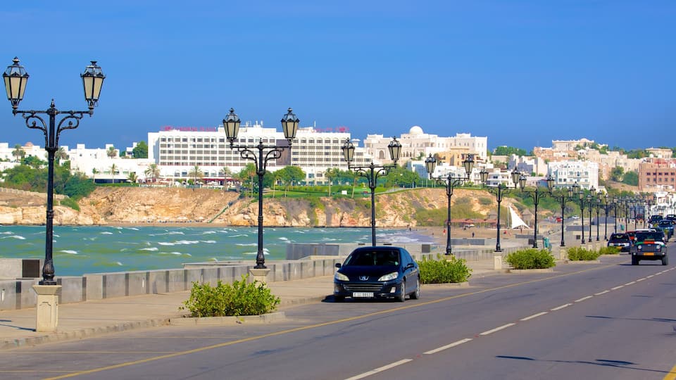 Shatti Al Qurum montrant ville côtière, vues littorales et visite en voiture