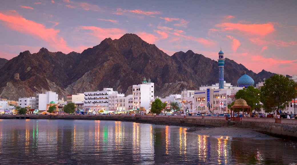 Muscat ofreciendo un atardecer y vistas de una costa