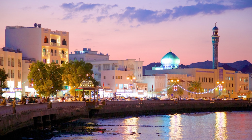 Muscat mit einem Küstenort, Moschee und bei Nacht